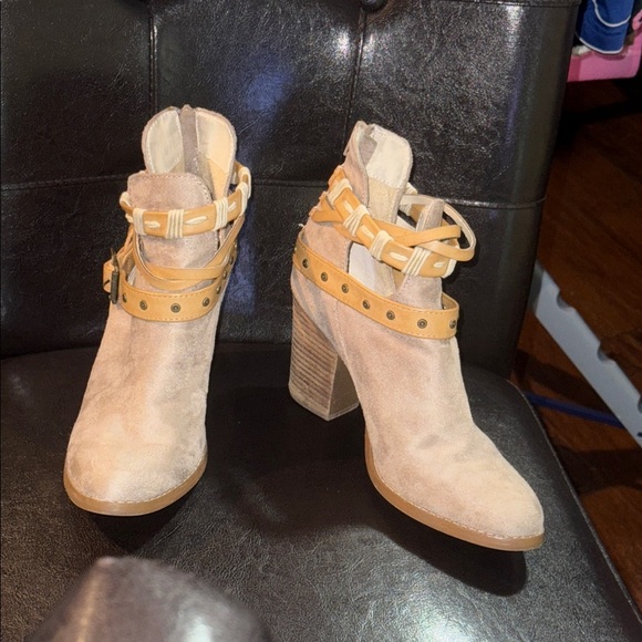 Size 7.5 Stylish Tan Ankle Boots - Picture 10 of 12
